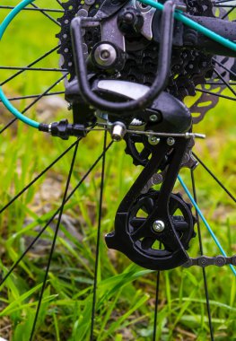 Dağ bisikletinin arka tekerleğinde bisiklet vites mekanizması ve zinciri var..