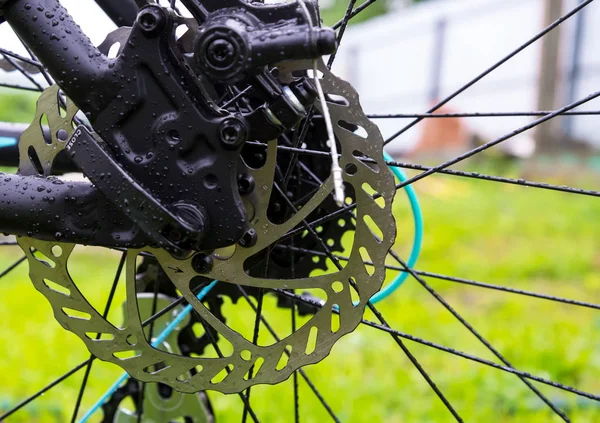 Cykel broms skiva på grönt gräs bakgrund. — Stockfoto