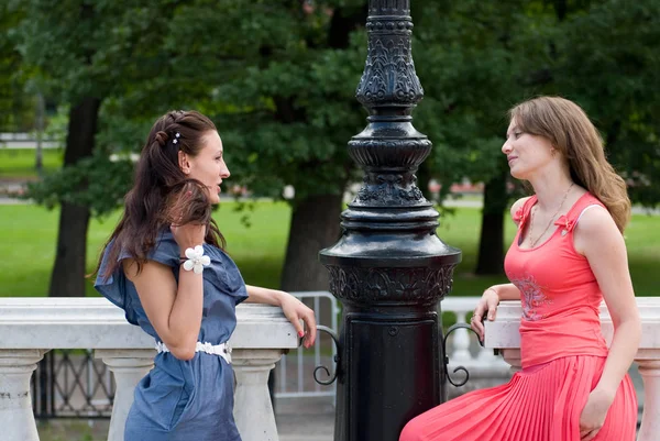 Porträt zweier hübscher junger Freundinnen im Park — Stockfoto