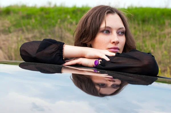 Jolie fille est debout près de sa voiture . — Photo