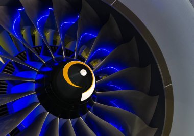 Uçağın turbo jet motoru yaklaşıyor.