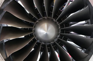 Büyük bir jet motorunun türbin bıçaklarının yakın çekimi