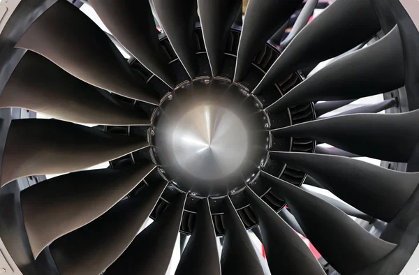 Close-up van een grote straalmotor turbinebladen — Stockfoto