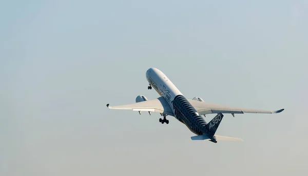 在Maks-2019航展期间，空中客车工业A350现代民航客机在朱科夫斯基进行演示飞行. — 图库照片