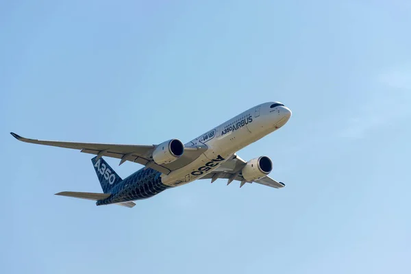 Airbus Industrie A350 modern polgári repülőgép indul egy demo repülés Zhukovsky alatt Maks-2019 airshow. — Stock Fotó