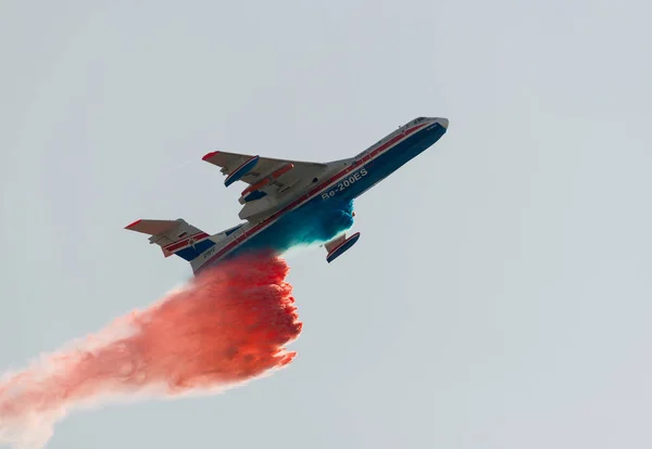 Fliegende Luft-Brandbekämpfung gießt Wasser über das Feuer für einen Demonstrationsflug in Schukowski während maks-2019 Airshow. — Stockfoto