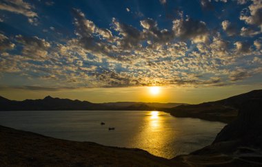 Kırım 'daki Cape Chameleon' dan Dead Bay 'e kadar. Gün batımı, mavi gökyüzü.