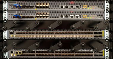Sunucu rafındaki telekomünikasyon ekipmanları