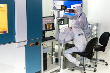 Uzay uçağı sergisi MAKS 2019. Laboratuvar çalışanları lazer kaynaklama işlemini yürütüyor.