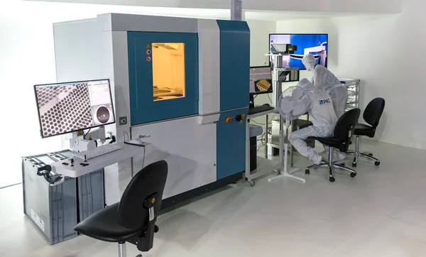 Wystawa samolotów lotniczych MAKS 2019. Pracownicy laboratorium przeprowadzają proces spawania laserowego — Zdjęcie stockowe