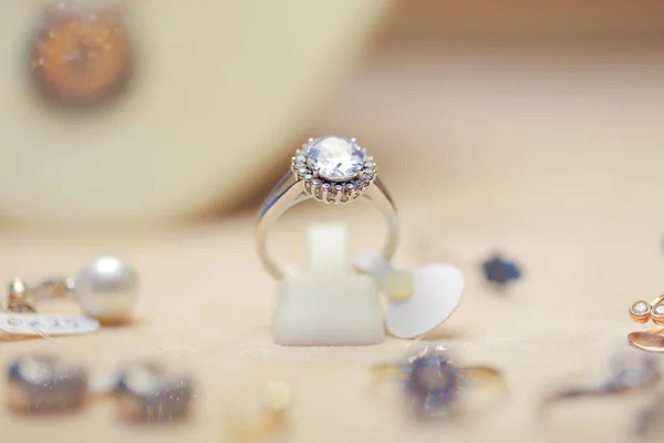 Gouden Ring Met Een Diamant Een Juwelierswinkel — Stockfoto