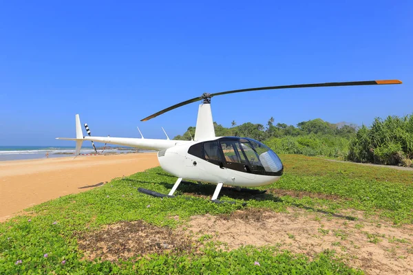 Helicóptero en la playa — Foto de Stock