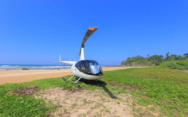 Helicóptero na praia — Fotografia de Stock
