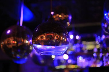Gece kulübünde disko topları 
