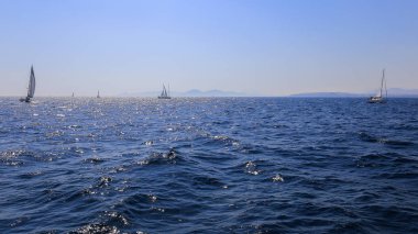 Yelkenli yatlar, deniz ve mavi gökyüzü ile panoramik manzara