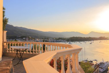 Dağların ve Poros limanının güzel gün batımı manzarası, Yunanistan