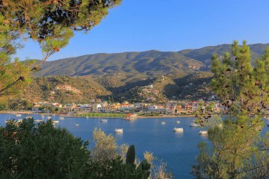 Yunanistan'da dağların ve limanın güzel görünümü