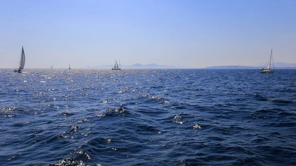 Panoramiczny Widok Jachtów Żaglowych Morze Błękitne Niebo — Zdjęcie stockowe