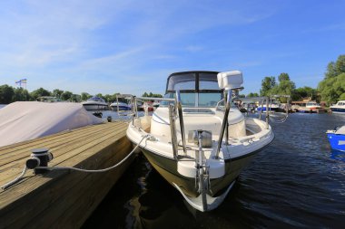 Marinada demirli ön görünüm motorlu tekne