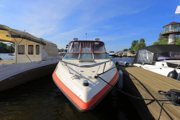 Marinada Demirli Görünüm Motorlu Tekne — Stok fotoğraf