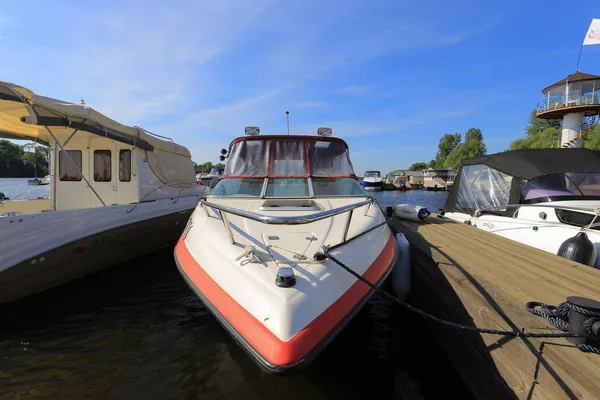 Marinada demirli ön görünüm motorlu tekne