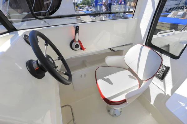 Motorboot Lenkrad Mit Drosselklappensteuerung Cockpit — Stockfoto