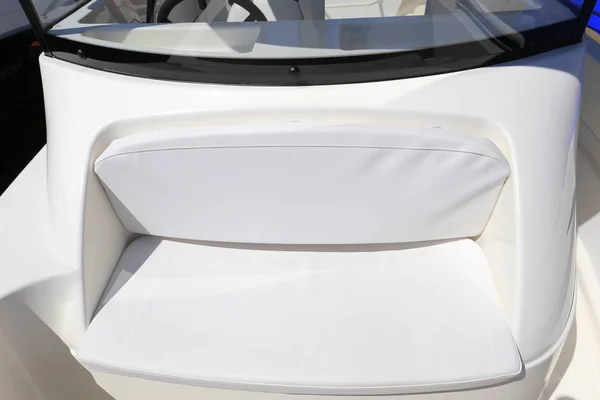 Weiße Sitze Auf Dem Motorboot — Stockfoto