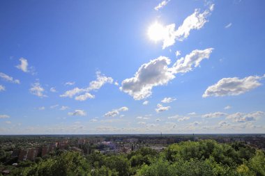 Mavi gökyüzü ve bulutlu manzara 