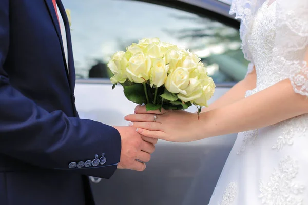 Braut Und Bräutigam Halten Einen Rosenstrauß Der Hand — Stockfoto
