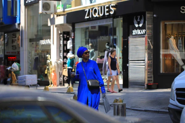 イスタンブール、トルコ - 2019年8月26日:青いドレスを着たファッショナブルなアフリカの金持ちの女性 — ストック写真