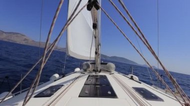 Denizde yelkenli yat. Yelkenli tekne gezisi
