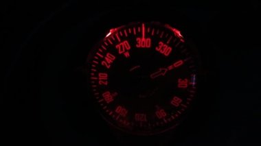 Gece bir yelkenli yat üzerinde deniz pusulası