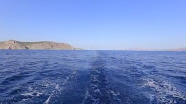 Yelkenli yattan arka görüş. Tekneden su wake