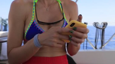 Kadın el üstünde perde smartphone Mobil ileti yazarak