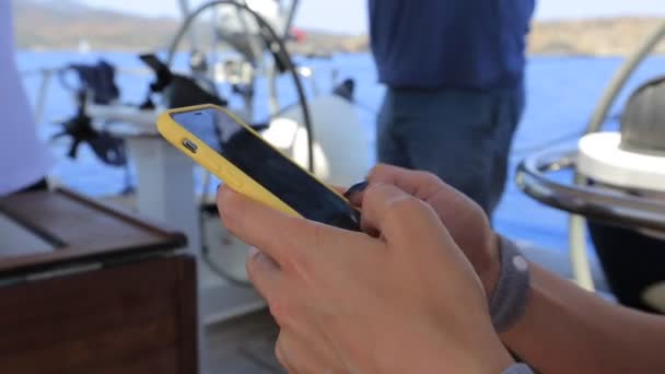 Γυναίκα Χέρι Πληκτρολογώντας Κινητό Μήνυμα Στην Οθόνη Του Smartphone — Αρχείο Βίντεο