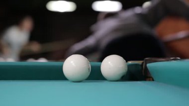 Cue bilardo topuna çarptı. Bilardo topu