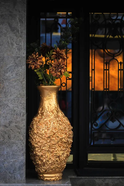 Grande Vaso Oro Sulla Strada — Foto Stock