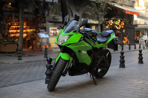 Verde Moto Deportiva Una Calle —  Fotos de Stock