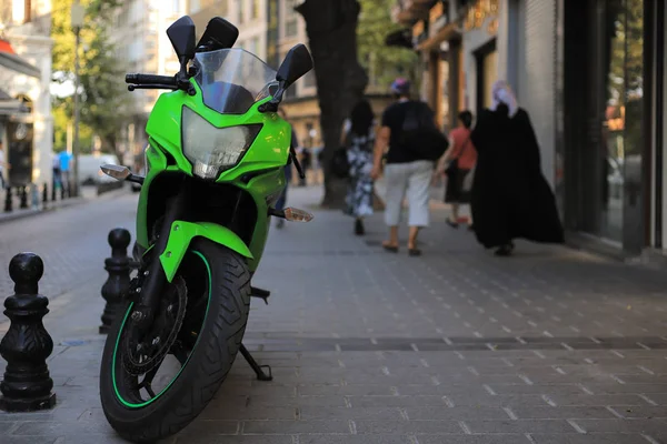 Verde moto deportiva en una calle — Foto de Stock