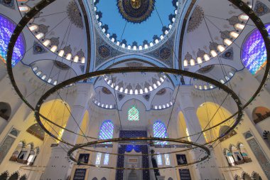 İstanbul, Türkiye - 24 Ağustos 2019: Çamlıca Camii'nin içi. İstanbul'un en büyük ve yeni camisi.