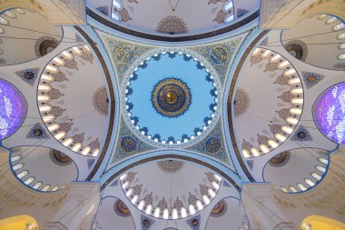 İstanbul, Türkiye - 24 Ağustos 2019: Çamlıca Camii'nin içi. İstanbul'un en büyük ve yeni camisi.