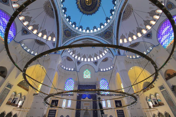 İstanbul, Türkiye - 24 Ağustos 2019: Çamlıca Camii'nin içi. İstanbul'un en büyük ve yeni camisi.