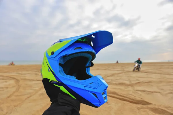 Motocross Kask Ręku — Zdjęcie stockowe