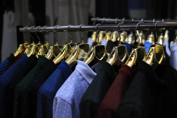 Nowa Kolekcja Ubrań Złotych Wieszakach Sklepie — Zdjęcie stockowe