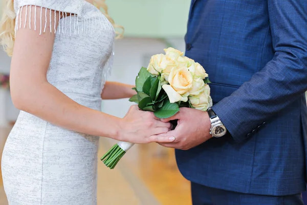 Couple Mariage Avec Bouquet Fleurs Roses — Photo