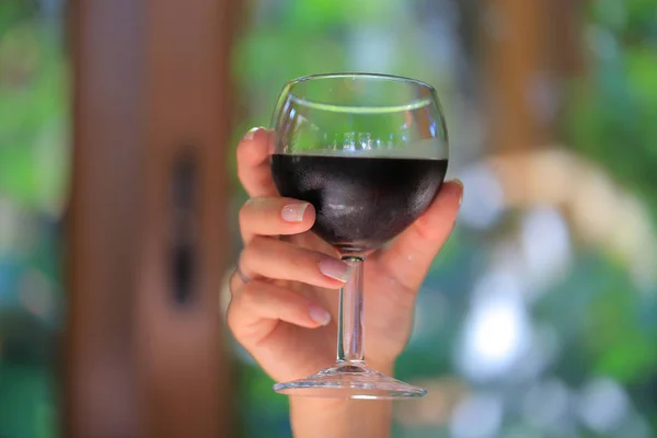 Donna Tiene Bicchiere Vino Rosso — Foto Stock