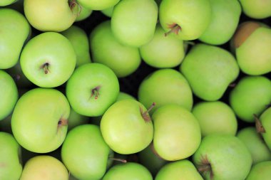 Piyasada yeşil elma arka planı