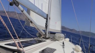 Denizde yelkenli yat. Yelkenli tekne gezisi