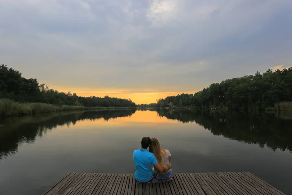 Amour Jeune Couple Assis Près Lac Coucher Soleil — Photo