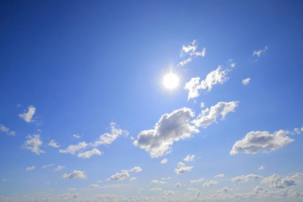 Cielo Blu Con Sole Nuvole — Foto Stock